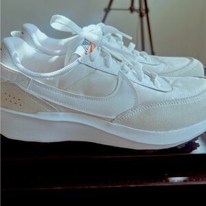 Nike white waffle sneakers (men’s size 7/women’s size 8 1/2)